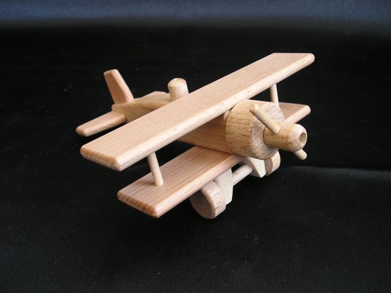 Holzflugzeug Spielzeug  fur Kinder zum spielen.