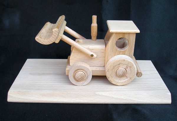Traktor Spielzeug aus Holz mit Sockel