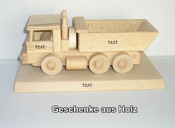 LKW hölzerne Geschenke an die Basis