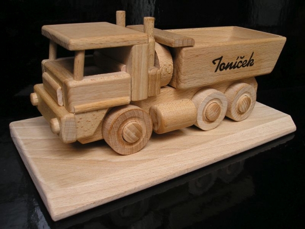 LKW hölzerne Geschenke an die Basis