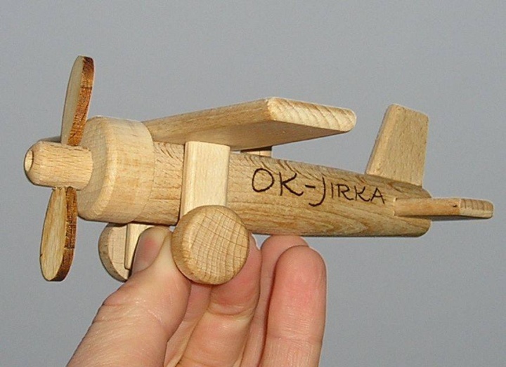 Flugzeug aus Holz mit Gravur