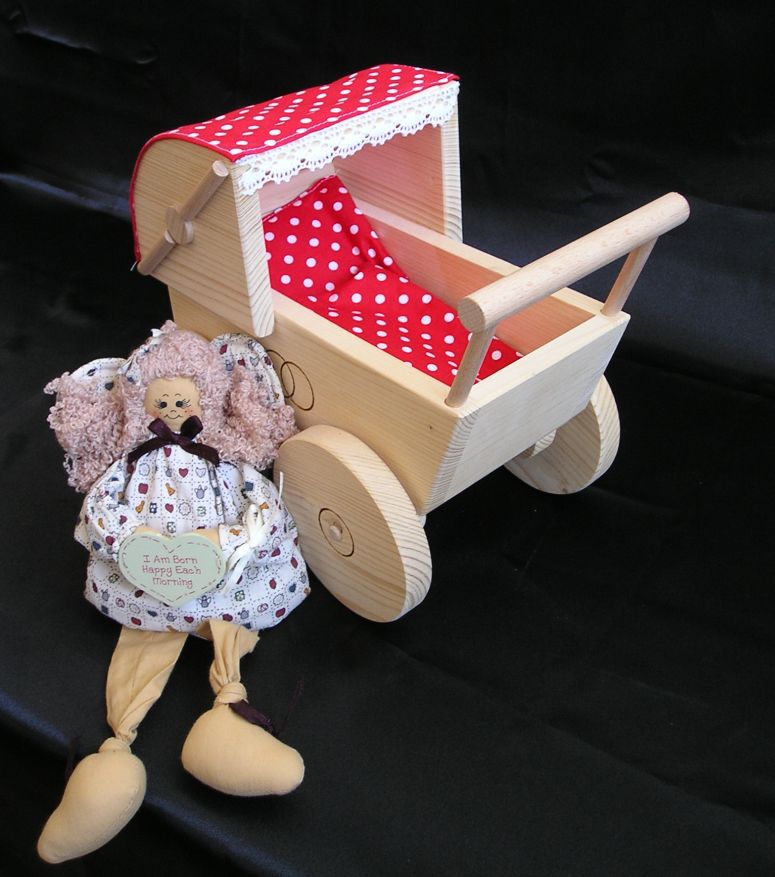 kinderwagen-aus-holz-zum-spielen.