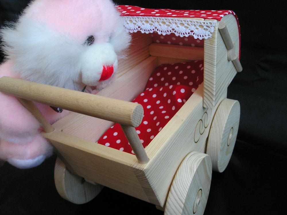  kinderwagen-fur-madchen-zum-spielen.