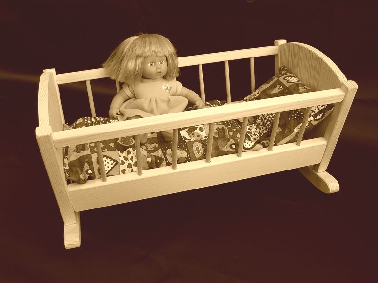 retro-wiege-zum-wiegen-von-barbie-puppen.