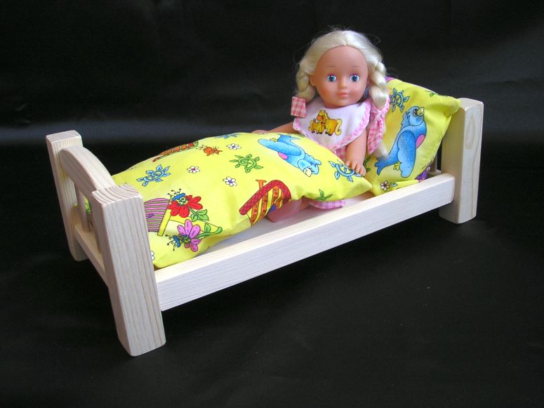 Puppe-wartet-auf-Mami-im-Kinderbett.jpg