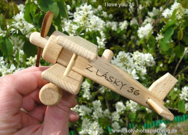 Spielzeug Flugzeug aus Holz mit Gravur