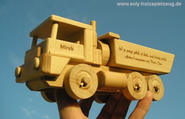 Spielzeug aus Holz, LKW Kipper mit Gravur