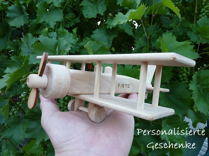 Flugzeug Spielzeug aus Holz mit Gravur