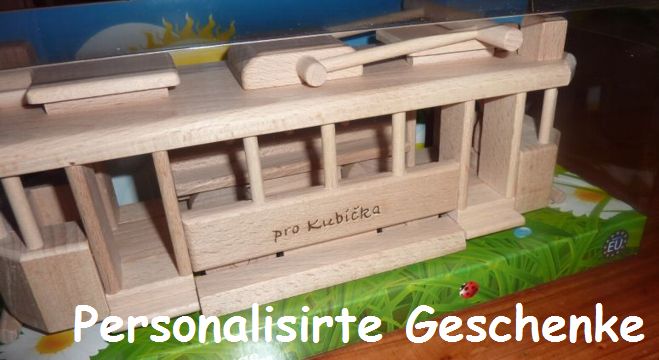 Straßenbahn Spielzeug aus Holz mit Gravur