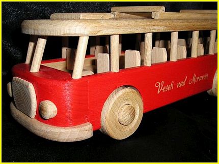 Bus Spielzeug aus holz, rot