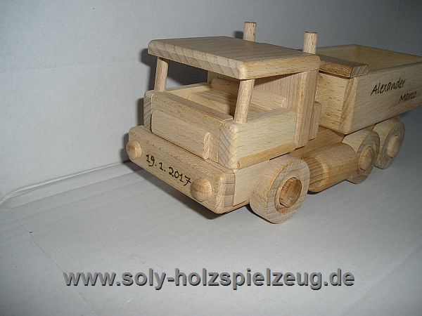 LKW Spielzeug aus Holz mit Gravur Text