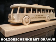 Bus aus holz auf Holzständer