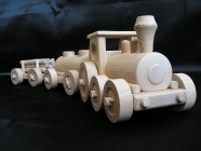Güterzug Spielzeug aus Holz. Holzbahn für Kinder