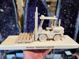Gabelstapler auf einem Holzständer