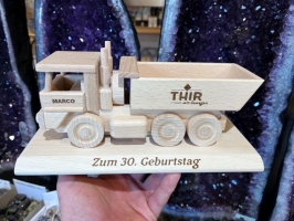LKW hölzerne Geschenke an die Basis
