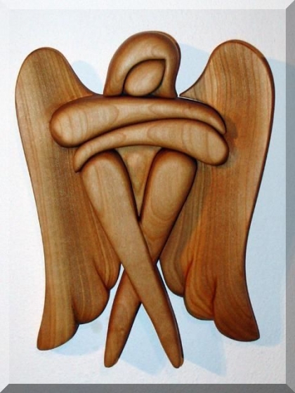 Sitzengel aus Holz. 24 cm