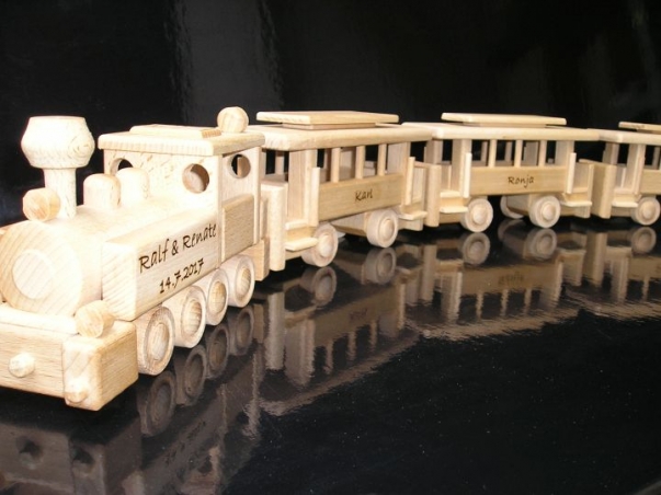 Züge aus Holz. Lokomotive mit 3 Waggons