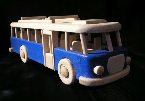 Bus Spielzeug aus Holz, blau