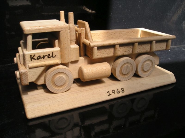 LKW Geschenk auf der Basis aus Holz