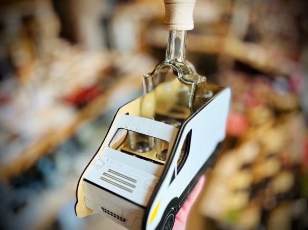 Geschenkset – Flasche im Holztransporter mit 6 Shotgläsern für Kurierfahrer & Zusteller
