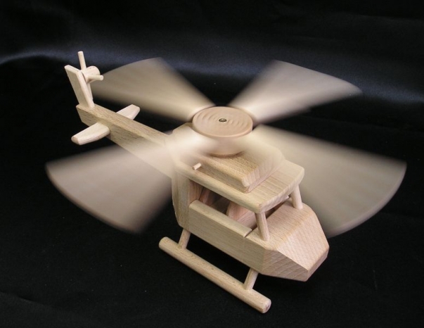 Holz-Hubschrauber mit kleinem Solarrotor