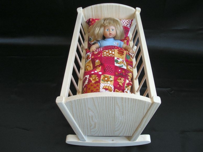 Puppe_in_Wiege_Spielzeuge_für_Mädchen_zum_Spielen