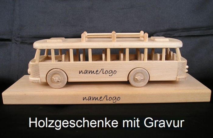 Bus Spielzeug aus Holz mit Sockel