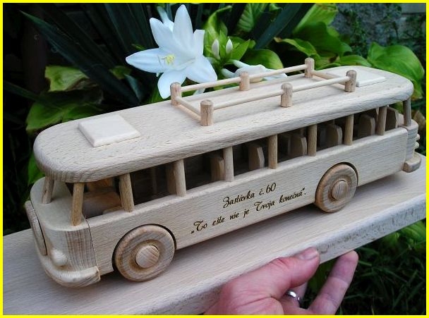 Bus aus Holz na der Holzstand