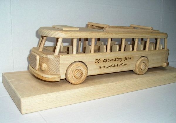 Bus aus Holz na der Stand
