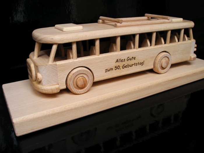 Bus aus holz auf Holzständer
