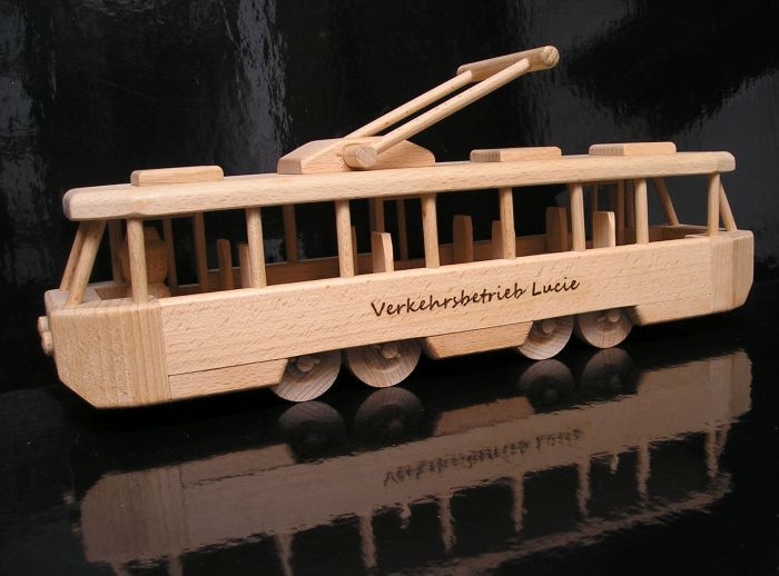 Kindertram Spielzeug aus Holz mit TExt