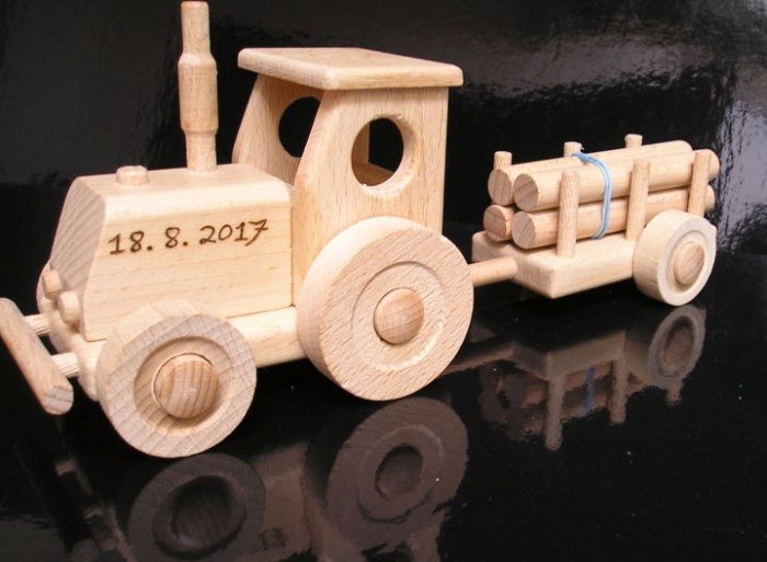 Klein Spielzeug Traktor aus Holz mit Name Gravur