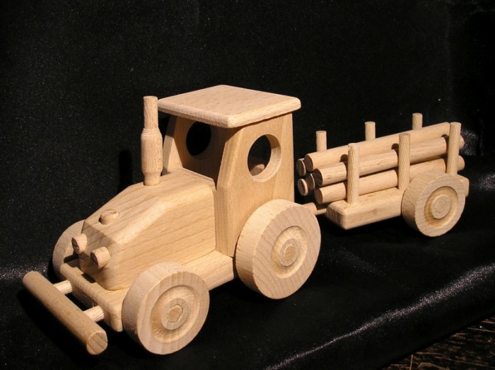 Hölzerner Traktor mit Abstellgleis, Spielzeug