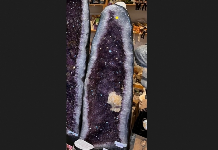 große Amethyst-Geode mit Calcit 