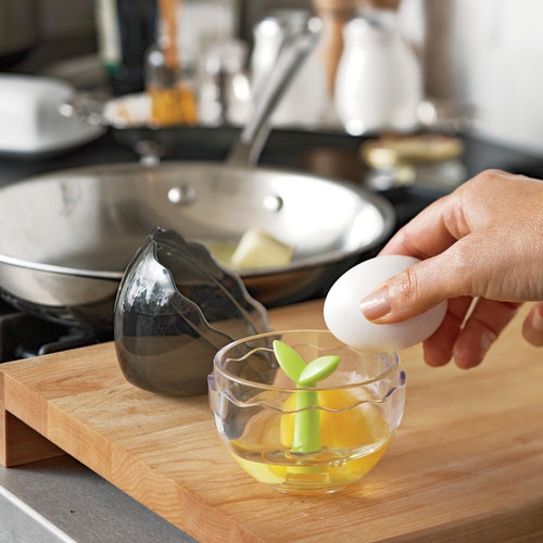 Okraj šejkru umožní dobře rozbít vejce a vnitřní trn zajistí dokonalé rozmíchání.