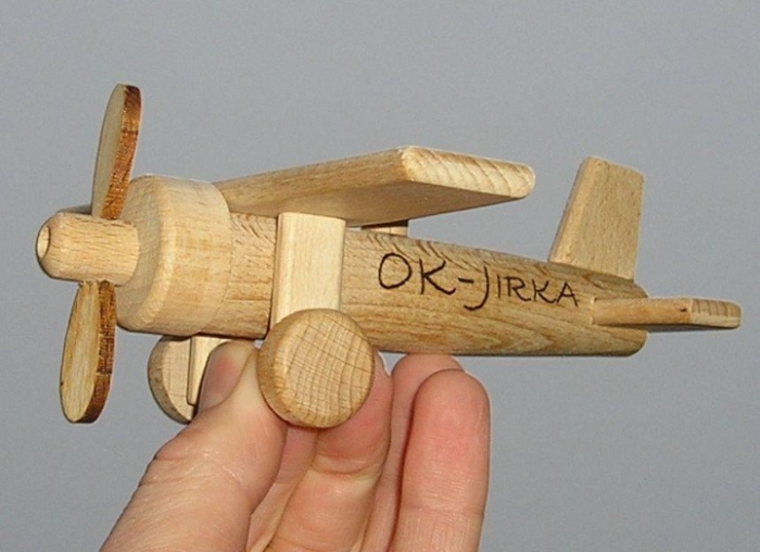 Flugzeug aus Holz mit Gravur Name