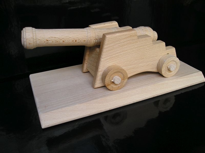 Historische Kanone Holzmodell Geschütz auf Sockel
