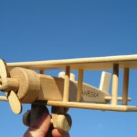 Holzflugzeug als Spielzeug für Kinder