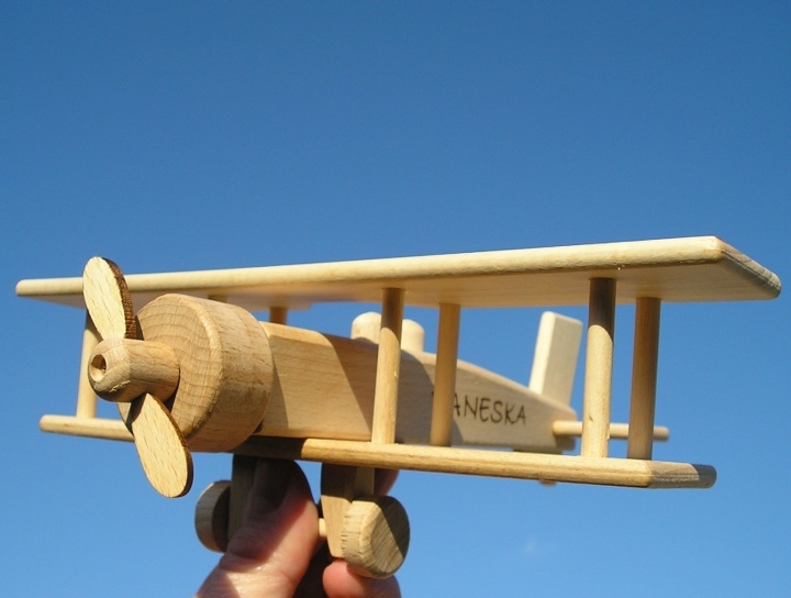 Holzflugzeug als Spielzeug für Kinder