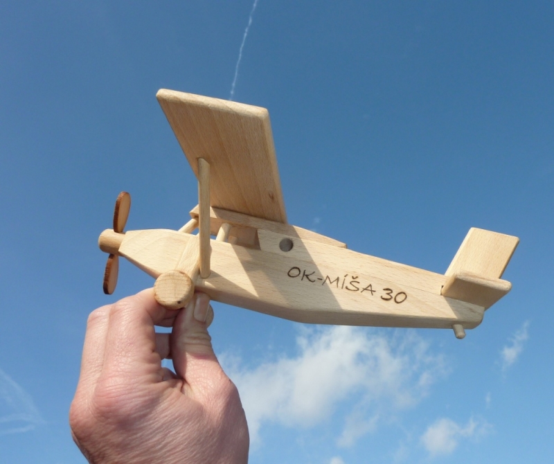 Holzspielzeug Flugzeug Pilatus – personalisiertes Holzflugzeug