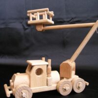 Arbeitsbühne-Hubsteiger-Holzspielzeug als Geschenk mit persönlicher Gravur