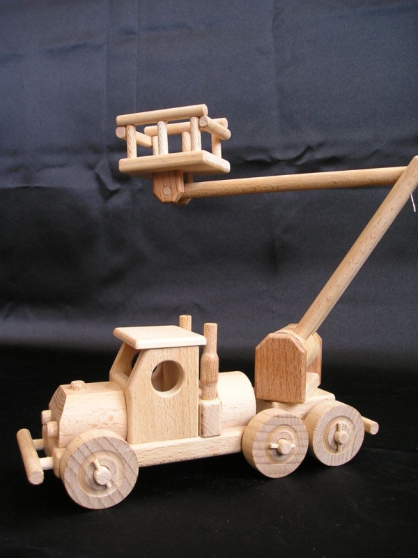 Arbeitsbühne-Hubsteiger-Holzspielzeug als Geschenk mit persönlicher Gravur