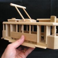 Holzspielzeug Straßenbahn – Holztram als Geschenk