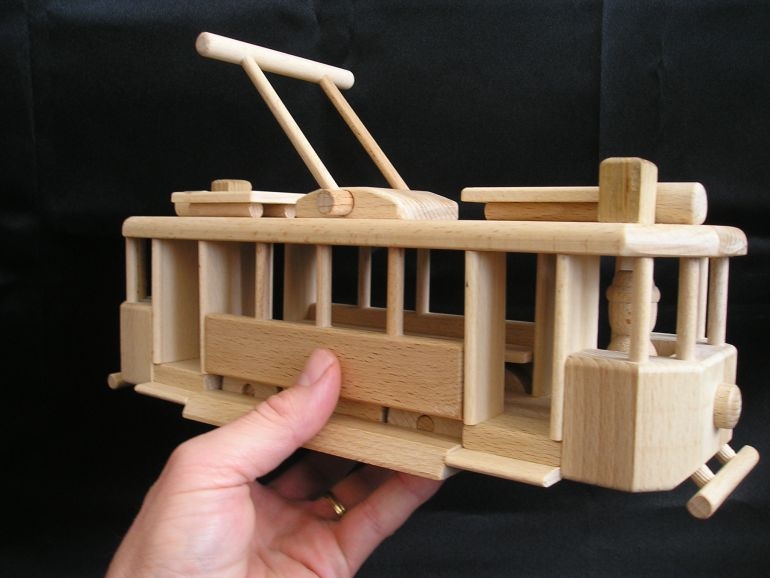 Holzspielzeug Straßenbahn – Holztram als Geschenk