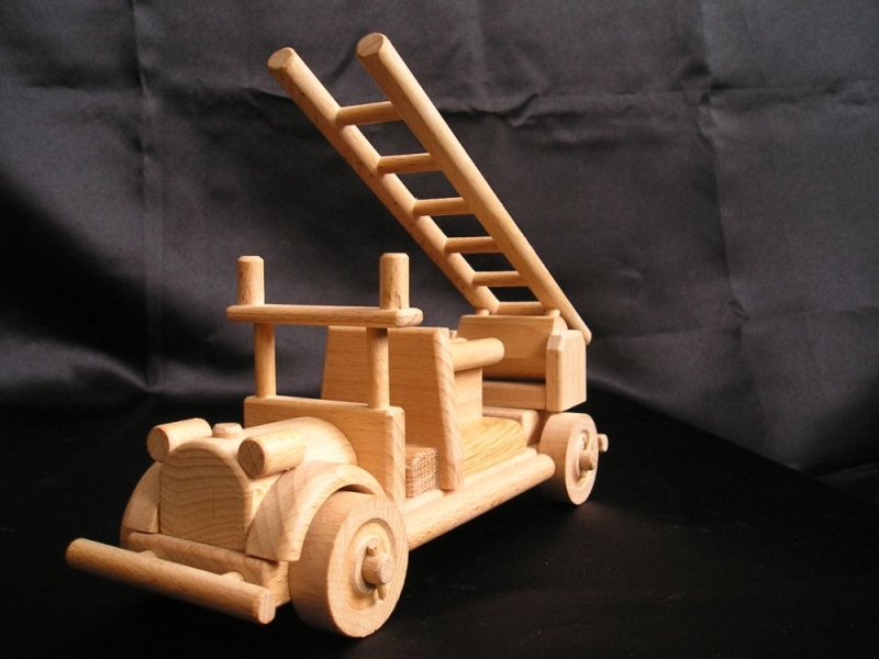 Feuerwehrauto aus Holz – Spielzeug Modell für Feuerwehrmann und Jungen