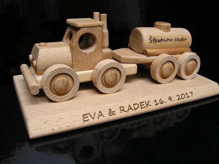 Tanklastwagen – Holzgeschenk für PHM-Fahrer