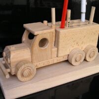 Holz Stiftehalter LKW als praktisches Büroaccessoire