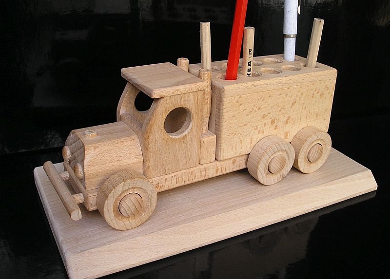 Holz Stiftehalter LKW als praktisches Büroaccessoire