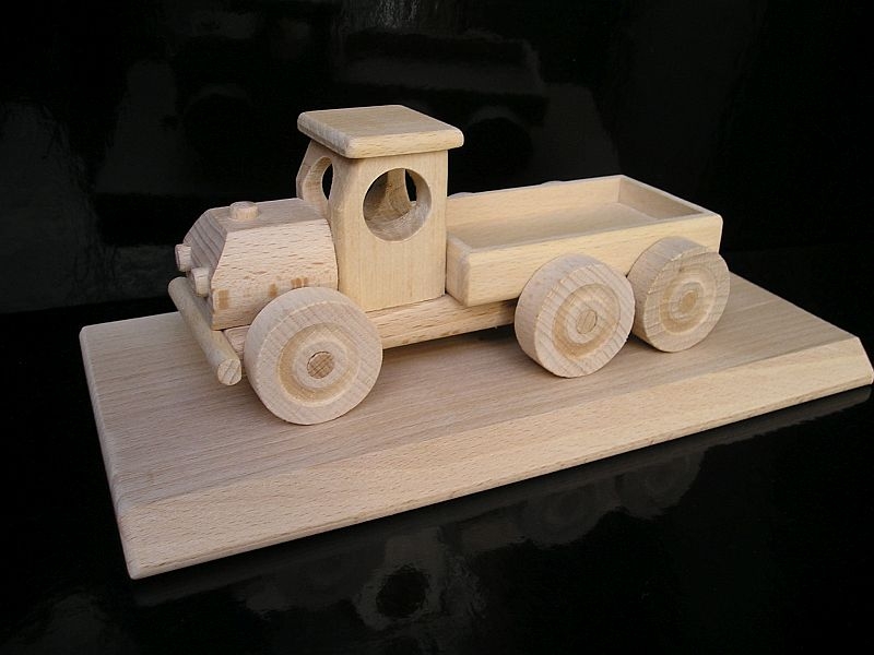 Holz-Lkw im Geschenkdesign auf Sockel
