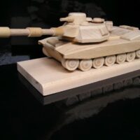 Militärpanzer aus Holz auf Sockel als Geschenk für Panzersoldaten